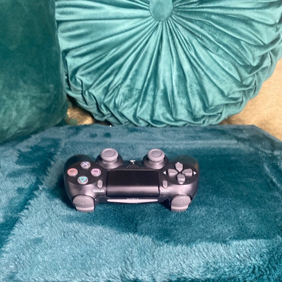 Sony PS4 Console - Sleek Black Finish